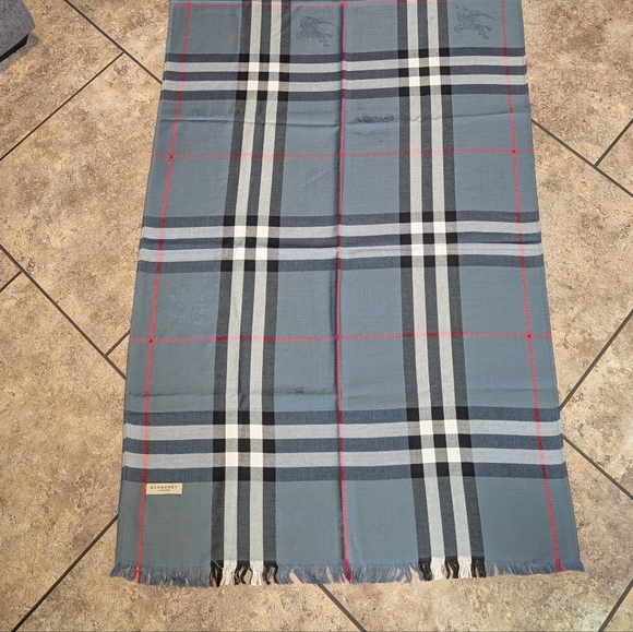 Burberry Nova Check Large Shawl/Scarf - Picture 5 of 8